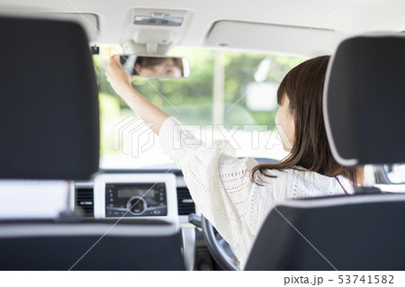 車を運転する女性 53741582