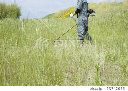 草刈り、除草イメージ　草刈り機を持つ男性　顔なし 53742026