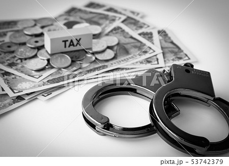 金融犯罪　手錠　税金　税　TAX　違法行為　犯罪　税逃れ　所得隠し　犯罪収益 53742379