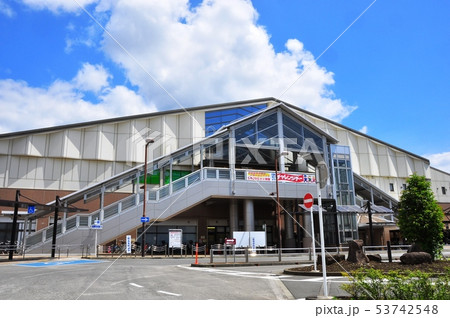 秦野市　渋沢駅南口と青空 53742548