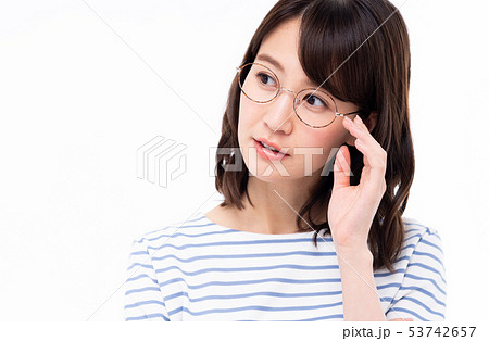 若い女性（メガネ） 53742657
