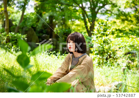 若い女性 西之丸庭園 津城跡 53742887