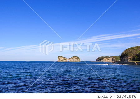 早朝の円月島　和歌山県 53742986