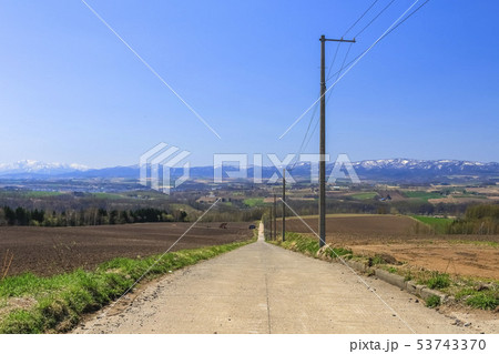 北海道絶景の道と青空 53743370