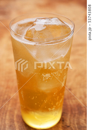 冷えたハイボールの泡 冷えたハイボールの泡 53743808
