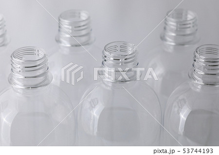 ペットボトル 53744193