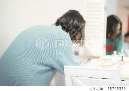 化粧台で化粧をする女性 53745572
