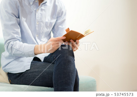 カフェで手帳を確認する男性 カフェで手帳を確認する男性 53745573