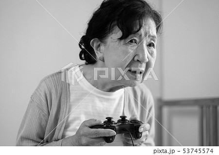ホラーゲームにのめり込むシニアイメージ ホラーゲームにのめり込むシニアイメージ 53745574