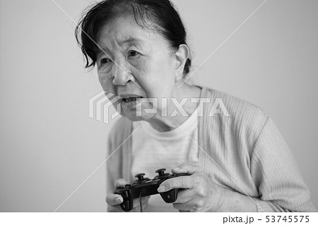 ホラーゲームにのめり込むシニアイメージ ホラーゲームにのめり込むシニアイメージ 53745575