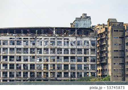長崎_海から見た軍艦島_端島小中学校跡 53745873