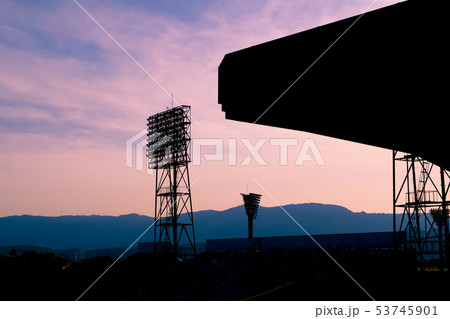 夕暮れに浮かぶスポーツ施設 53745901