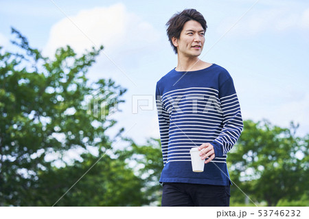 若い男性　青空 53746232