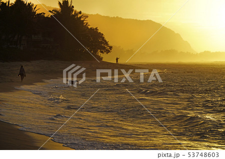 ハワイ  オアフ島　ノースショア　夕焼けと海　 53748603