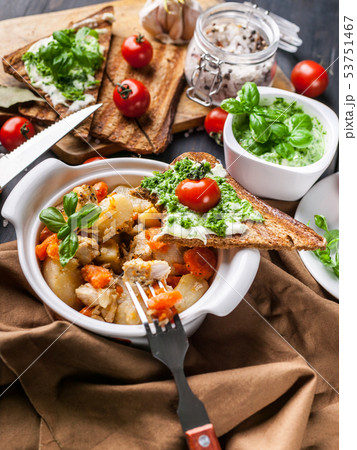 Close-up potatoes with chicken and vegetables 53751467