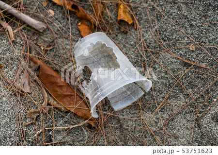 海岸に流れ着いたプラスチックゴミ 小笠原の写真素材 53751623 Pixta