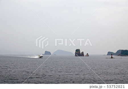 隠岐島前の三郎岩と高速艇 隠岐島前の三郎岩と高速艇 53752021