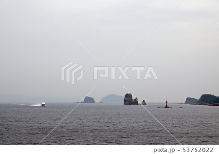 隠岐島前の三郎岩と高速艇 隠岐島前の三郎岩と高速艇 53752022