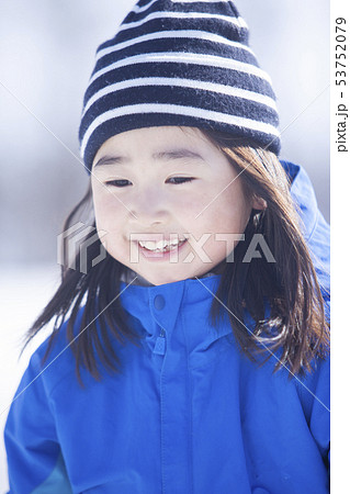 スケートを楽しむ女の子 スケートを楽しむ女の子 53752079