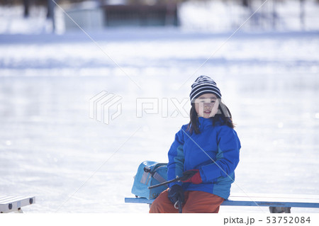 スケートを楽しむ女の子 53752084