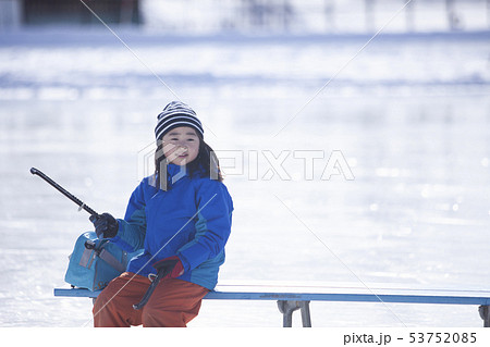 スケートを楽しむ女の子 53752085