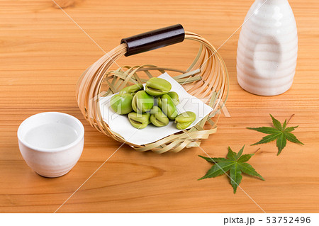 竹細工の器に盛られた塩茹でそら豆 竹細工の器に盛られた塩茹でそら豆 53752496