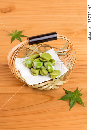 竹細工の器に盛られた塩茹でそら豆 竹細工の器に盛られた塩茹でそら豆 53752499