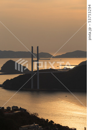 長崎_夕日に染まる女神大橋 53753294