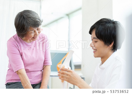 医療　リハビリ　シニア女性とドクター 53753652