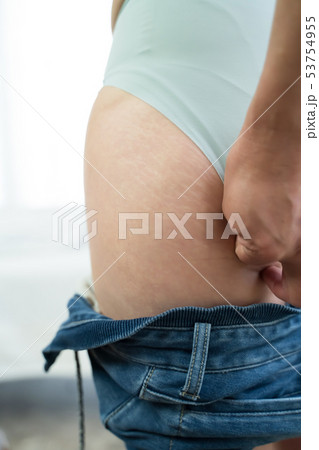 女性　着替え   53754955