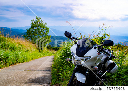 夏のバイクツーリング 高原から見下ろす山並み　b 53755408