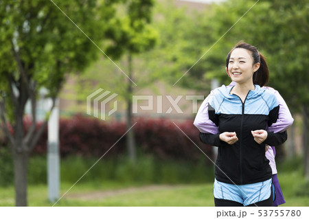 準備運動する女性二人組 準備運動する女性二人組 53755780