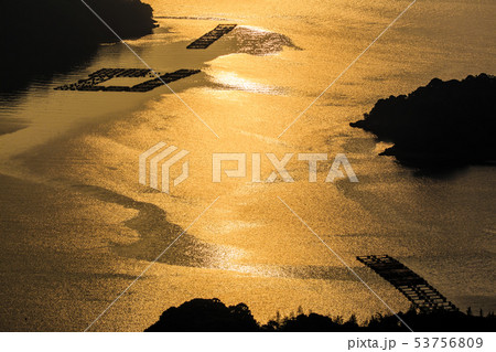 石岳展望台から九十九島 黄金色の夕暮れ 【長崎県佐世保市】 石岳展望台から九十九島 黄金色の夕暮れ 【長崎県佐世保市】 53756809