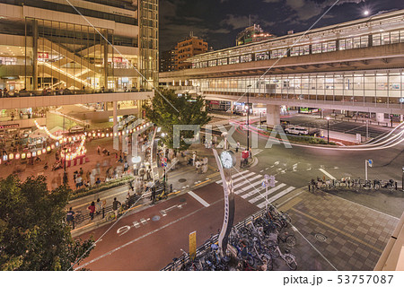 荒川区の日暮里駅前の広場のにっぽり駅前商栄会に置かれてるお盆祭の櫓と太鼓の音で輝く提灯の下の盆踊り 荒川区の日暮里駅前の広場のにっぽり駅前商栄会に置かれてるお盆祭の櫓と太鼓の音で輝く提灯の下の盆踊り 53757087