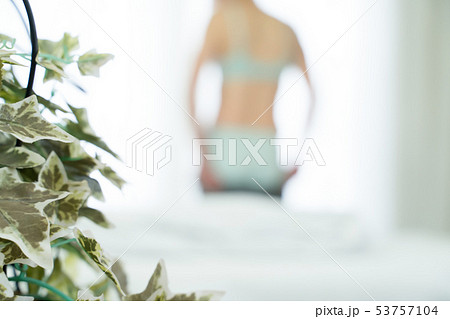 女性 着替え 女性 着替え 53757104