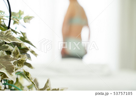 女性 着替え 女性 着替え 53757105