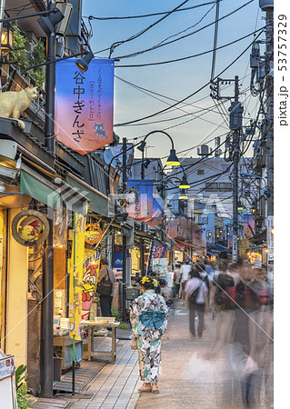 谷中銀座の有名な夕焼けだんだんに繋ぐ商店街。 谷中銀座の有名な夕焼けだんだんに繋ぐ商店街。 53757329