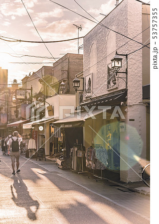 谷中銀座の有名な夕焼けだんだんに繋ぐ商店街。 谷中銀座の有名な夕焼けだんだんに繋ぐ商店街。 53757355
