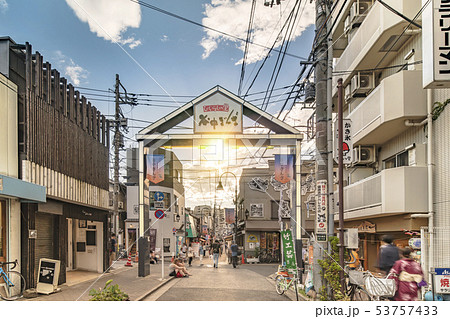 谷中銀座の有名な夕焼けだんだんに繋ぐ商店街。 53757433