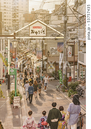 谷中銀座の有名な夕焼けだんだんに繋ぐ商店街。 53757435