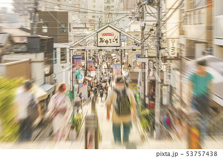谷中銀座の有名な夕焼けだんだんに繋ぐ商店街。 53757438