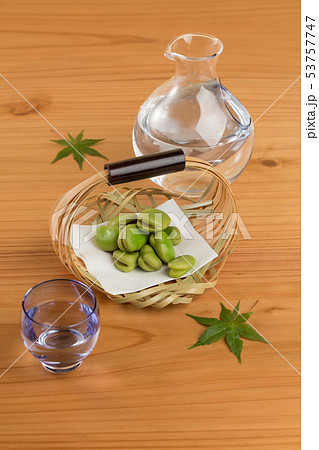 塩茹でソラマメと冷酒 53757747