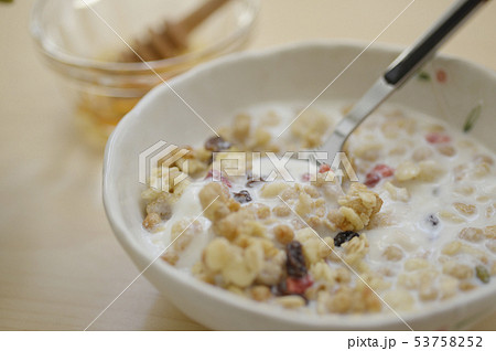 グラノーラ シリアル ヨーグルト 蜂蜜 ハチミツ 朝食 朝食イメージ 牛乳 ミルクの写真素材