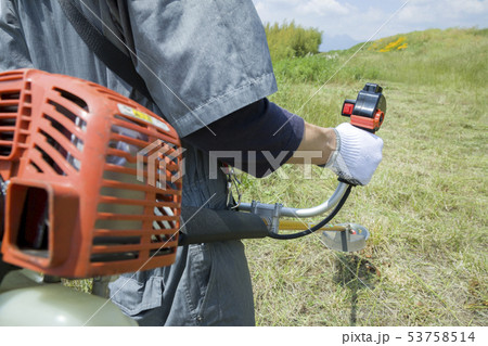 草刈り、除草イメージ 草刈りをする男性手元 草刈り、除草イメージ 草刈りをする男性手元 53758514