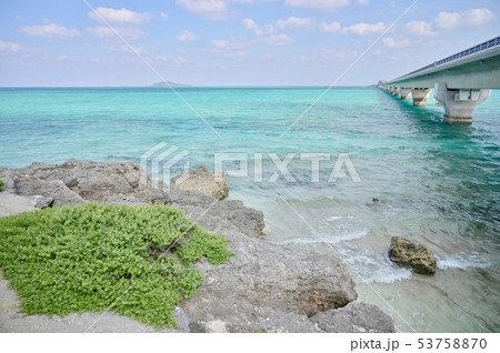 沖縄県宮古島の綺麗な海の広がる風景の写真素材
