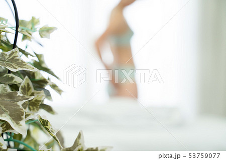 女性　着替え 53759077
