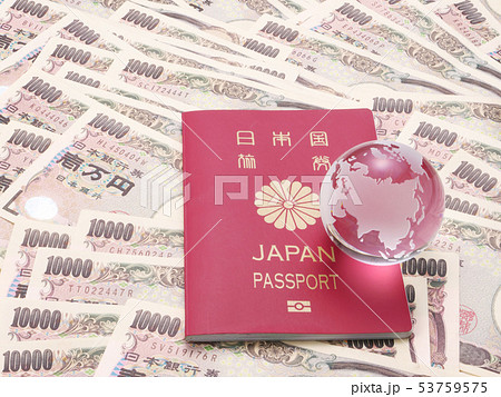 パスポートとクリスタルの地球と日本の紙幣 53759575
