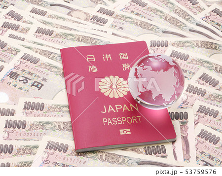 パスポートとクリスタルの地球と日本の紙幣 パスポートとクリスタルの地球と日本の紙幣 53759576