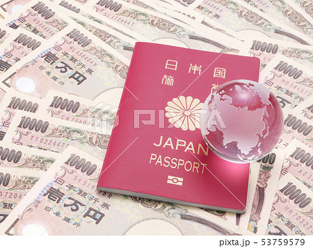 パスポートとクリスタルの地球と日本の紙幣 パスポートとクリスタルの地球と日本の紙幣 53759579