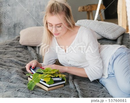 plant biologist leisure female scientist read book 53760081